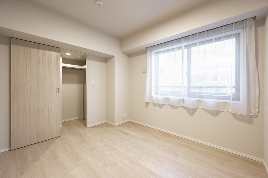 約6.5帖の広さのサービスルームがございます。ウォークインクローゼットが設置されており、防寒着や趣味のグッズなどかさばる物を収納することができます。広々とした空間のため、LDや洋室に収納できなかったアイテムを収納することが可能です。