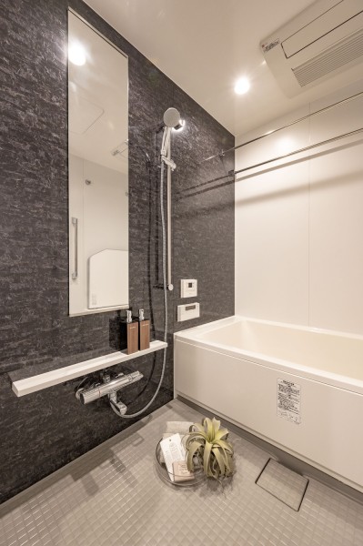 モノトーンカラーのバスルームは、落ち着いた空間となっております。日々の疲れを癒すために、半身浴や入浴剤を入れてバスタイムを楽しむことができます。癒し時間にぴったりの空間です。