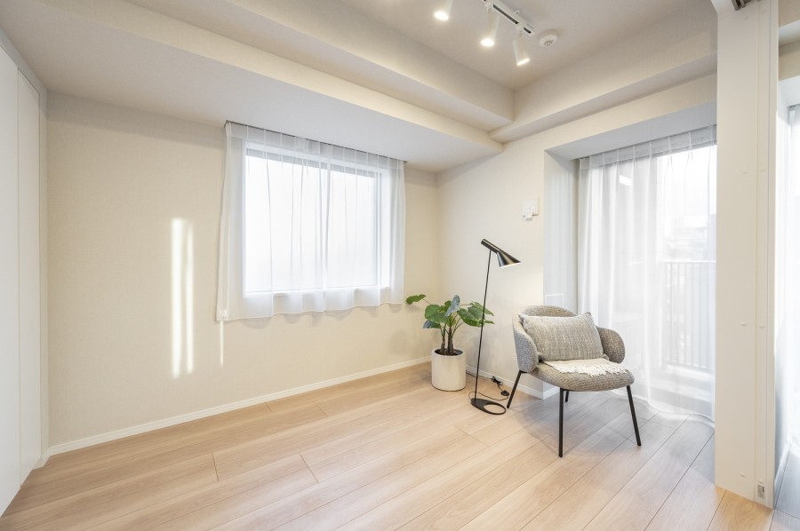 洋室1は約6.0帖の広さがあるお部屋です。扉を開けて拡張リビングとしてさらに開放的な空間としてもお使いいただけ、来客時などには扉を閉めてプライバシーを隠すこともできます。