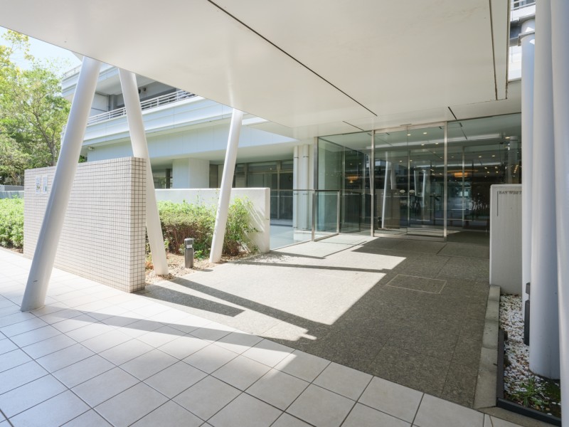 都会的なデザインとガラスの洗練された佇まいが共存する、大規模コミュニティレジデンスです。敷地内には保育園やクリニックもあり、暮らしやすさをサポートしてくれる環境が魅力です。