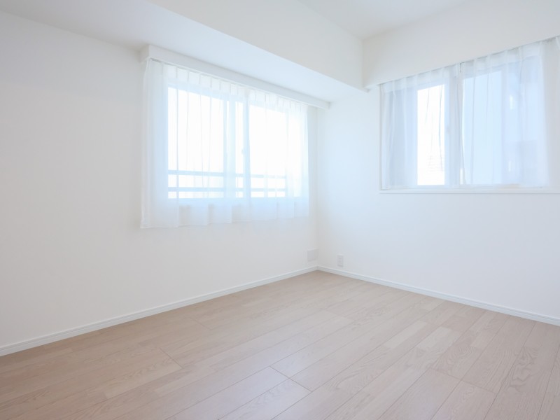 洋室1は二面採光で明るく、過ぎゆく時間をのんびりと感じることができる空間です。約6.9帖あり、主寝室としてもおすすめのお部屋です。