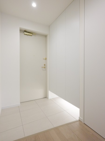 住まいの顔になる玄関は、白を基調に爽やかな空間を演出します。天井までの高さのシューズボックスを備えたことで、玄関をすっきりとお使いいただけます。