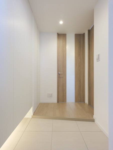 フットライトからのびる光が足元を優しく包み込む気品溢れる玄関です。人感センサー付きライトを設置したので、暗い時間帯のご帰宅や両手が塞がっているときも快適です。