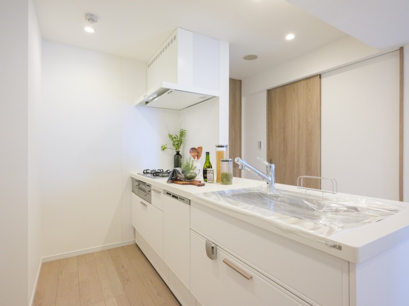 ガスコンロはガラストップを採用しました。油汚れも簡単に落とせるのでお掃除もラクラク♪また、コンロ側は壁付けになっているのでお手入れがしやすい工夫を施しています