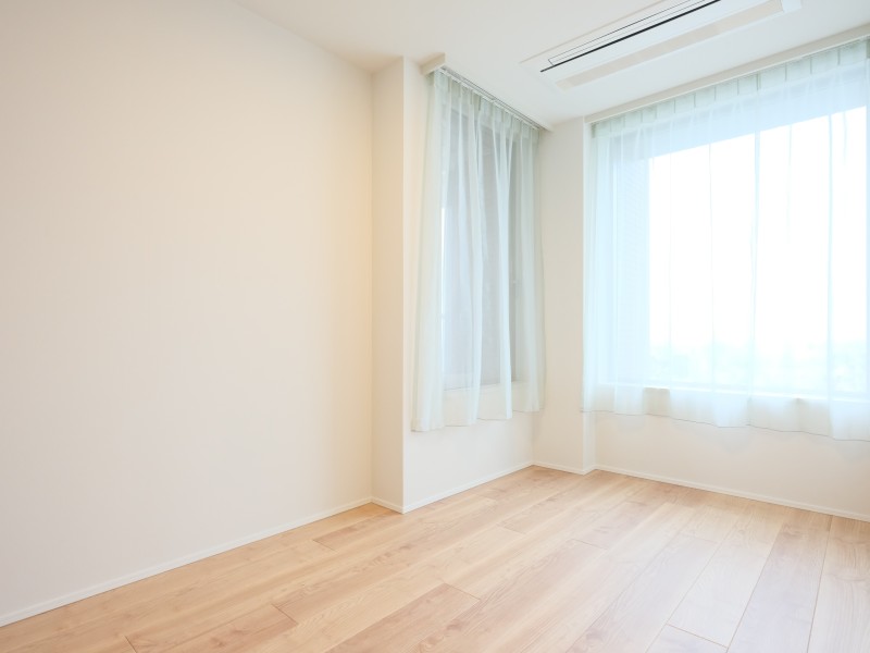 洋室2は、約5.1帖の広さがありワークスペースや趣味のお部屋としてお使いいただけます。休憩時には窓からリバービューを眺めて気分転換をすることができます。