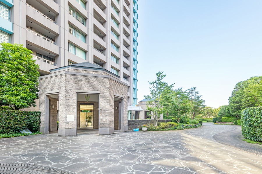 都心にありながら豊かな緑でいっぱいのエントランスアプローチです。堂々たる趣の中に居心地の良さも感じさせ、安らぎの居住空間へ誘います。