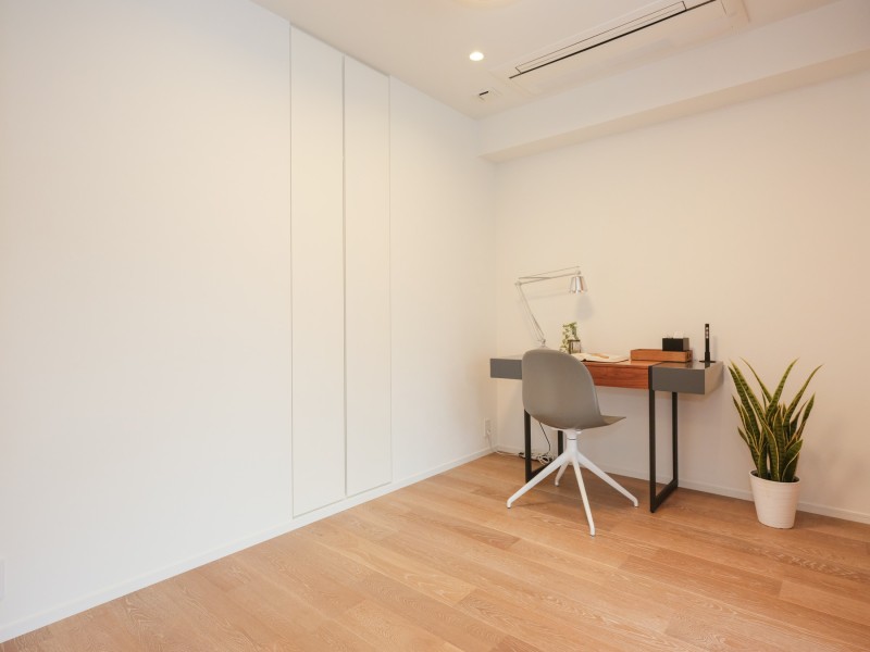 洋室3は約4.5帖の広さがあるお部屋です。クローゼットにお洋服や趣味のアイテムを収納することができます。凹凸が少ない内装のためインテリアを配置しやすいようになっております。