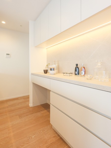キッチン背面には収納豊富でカウンタースペースも広いカップボードがあります。間接照明がよりいっそう上質空間を創り出す気品溢れるキッチンです。