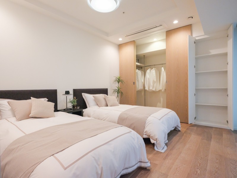 洋室1は約8.5帖の広さがあり、主寝室としてお使いいただけます。ホワイトカラーにベージュカラーの建具やフロアー材がアクセントとなっており、ナチュラルテイストな空間となっております。