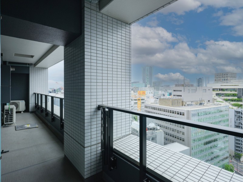 暮らしに大切な光と風を感じることができるバルコニーです。トップレールにはガラス手摺りを設置し、開放感ある上品な空間を提供しています。