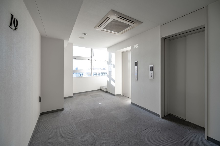 ◆エレベータ二基◆共用部にはエレベーターが二基完備されているので、マンション内の移動も快適です。共用部は清潔に保たれ、住まう方が気持ち良く暮らせるよう管理が行き届いています。