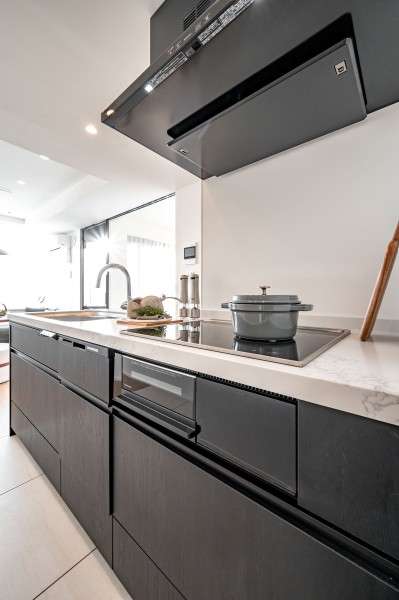 大理石調のシステムキッチンは、ブラックカラーがアクセントになってシックな空間となっております。オール電化のためIHコンロで、火を使わないため安全性が高く、掃除がしやすく、熱効率が良くお料理を楽しむことが可能となっております。