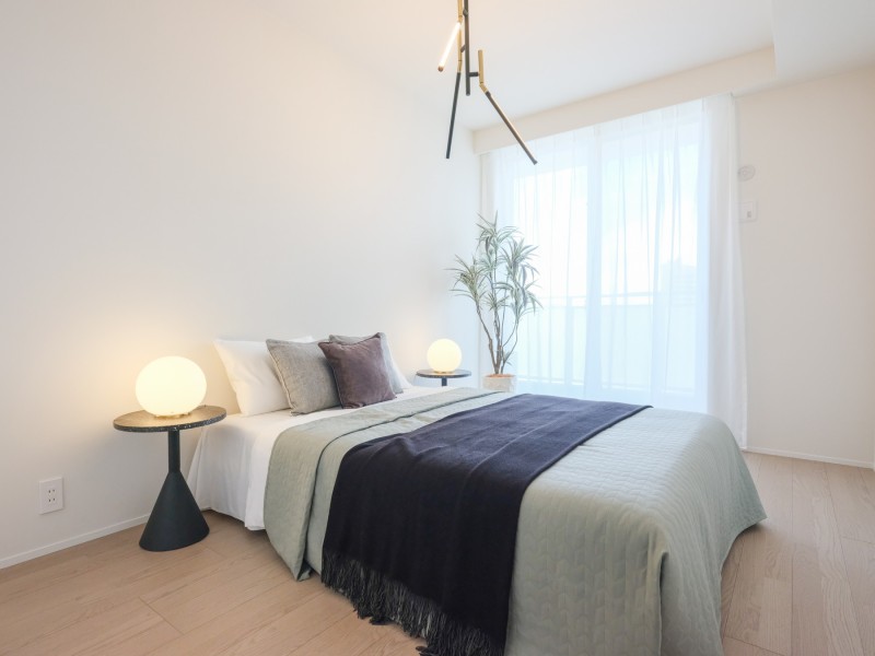 洋室1は約6.6帖の広さがあり主寝室としてお使いいただけます。優しい朝日を感じながら朝を迎えることができます。シンプルな内装のためインテリアが設置しやすいようになっております。