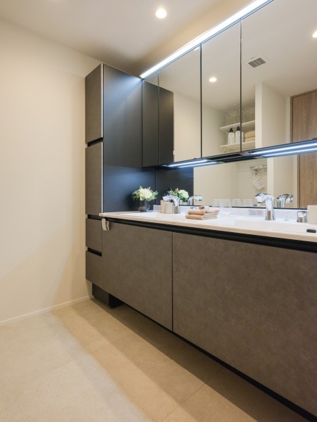 洗面化粧台の隣には同じカラーで統一されたリネン庫を設置いたしました。バスタオルやお着替えをはじめ細々としたアイテムも収納でき、洗面室を広くお使いいただけます。