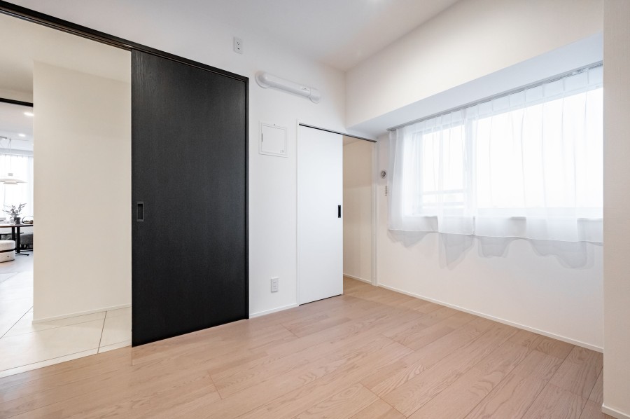 洋室1にはウォークインクローゼットがあり、かさばるアウターや使用頻度の低いアイテムなど収納することができます。各居室クローゼットがあるため、ご自身のライフスタイルに合わせて使用できます。