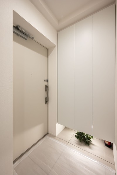 淡く上品な玄関にはシューズボックスを設置いたしました。高さがあるためシューズをたくさん収納することができます。色ごとや使用頻度の高い順に並べたりとお好きな様に工夫ができます。