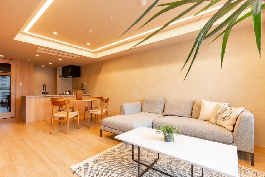 約16.5帖の広さのLDKは、折り上げ天井にすることで解放感を感じることができます。天井に施したライン照明がお部屋を明るく照らし、気品溢れる空間を演出します。