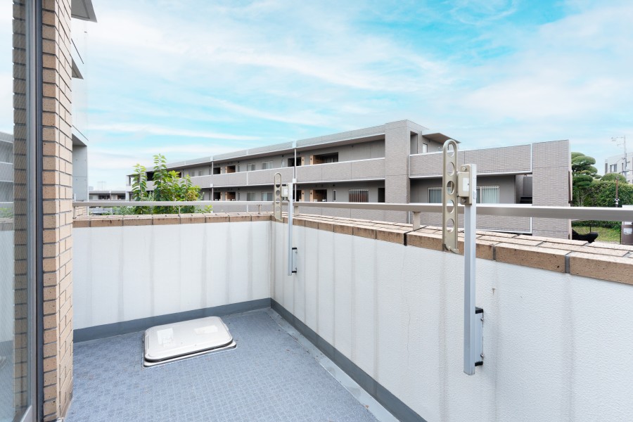 バルコニーは物干し金物がついてあるため洗濯物をお外で干すことができます。お外から見えない高さに設置してあり、人目を気にする必要がありません。広さがあるバルコニーのためお好きなようにお使いいただけます。