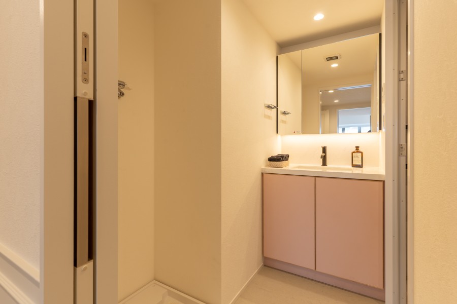 洗面化粧台は三面鏡裏と足元に収納棚があり、使用頻度の高い日用品や身支度グッズを収納することができます。洗濯機置き場が洗面室にあり、居室を広くお使いいただけます。