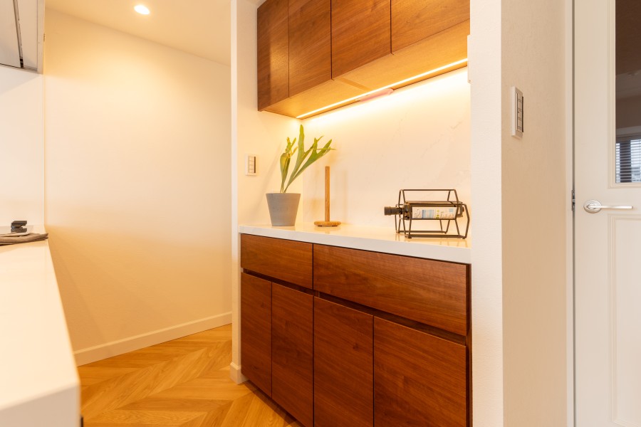 キッチンの背面にはお揃いのデザインのカップボードを設置いたしました。収納棚に調味料や食器を収納ができ、カウンター部分を利用してインテリアのように見せることも可能です。