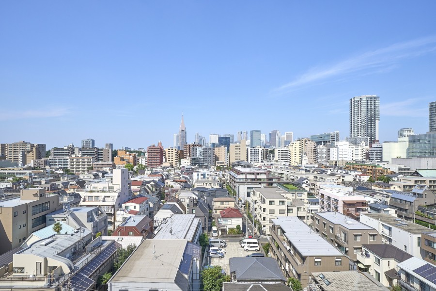 ルーフバルコニーから新宿副都心を一望できます。澄み渡る青空の下で、光と風をめいっぱい感じる至福の空間です。都会の喧騒を忘れて、心安らぐ時間をお過ごしいただけます。