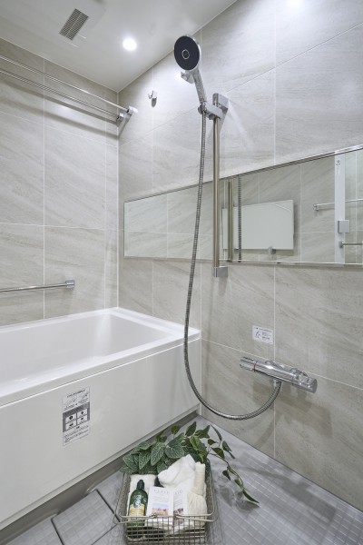 柔らかく落ち着くトーンで整えられたバスルームは、ゆとりのある広さで、癒し時間を満喫することができます。