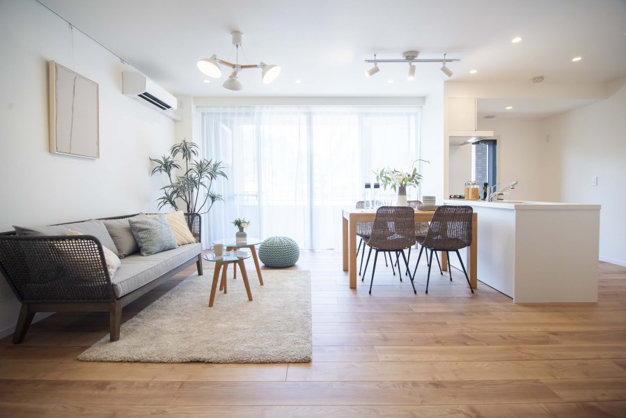 14.7帖のLDKには大きな窓から優しい陽光がたっぷりと差し込んできます。ご家族やお友達と楽しくお過ごしいただける安らぎの空間となっております。