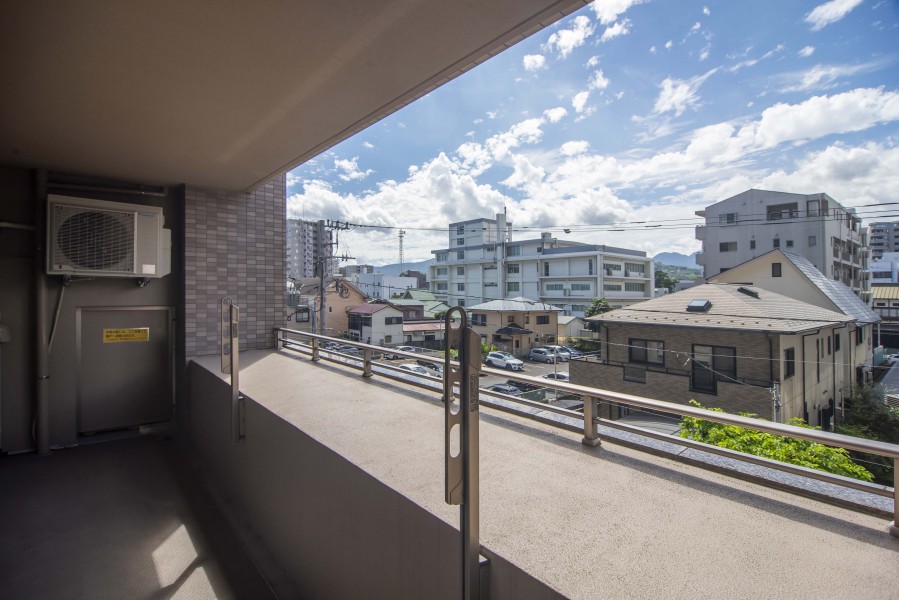 バルコニーには物干し金具があり洗濯物を干すことができます。下部に設置されているため、外から見えず安心して利用することが可能です。