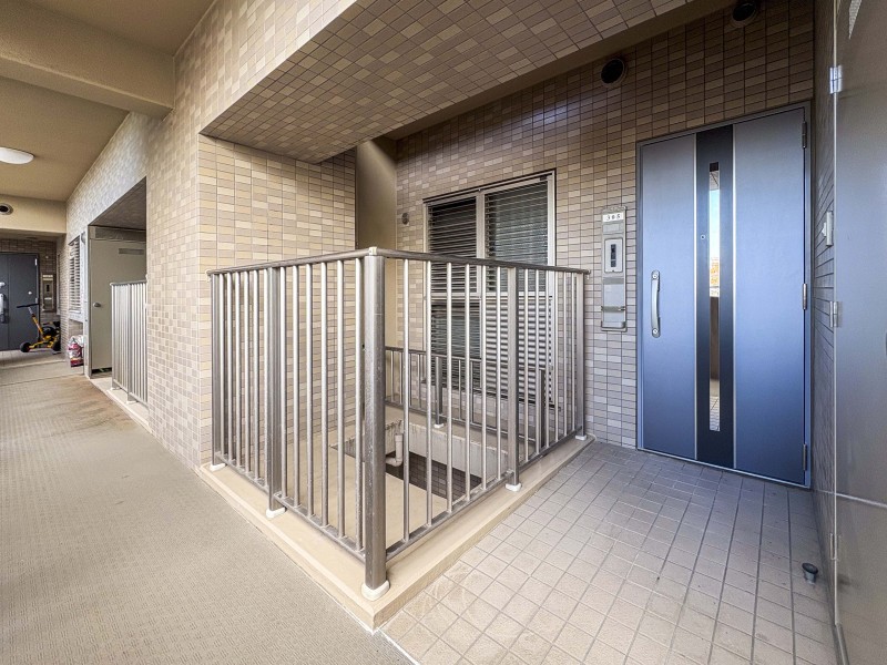 約2.54m²のアルコーブが付いており、共用廊下から視線を遮りプライバシーを守れること、ドアの開閉時に通行人とぶつかる心配が少ないため安全性が高まります。