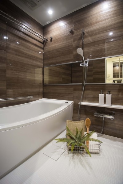 シックで落ち着いた印象のバスルームで、半身浴や入浴剤を入れてバスタイムを楽しむことができます。日々の疲れを癒すことができ、リラックスすることが可能となっております