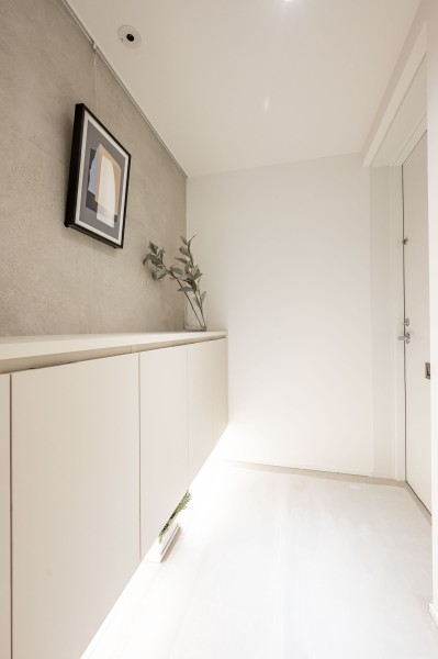 玄関にはシューズボックスを設置いたしました。シューズボックスの上に小物を飾ることができます。フットライトとダウンライトを設置しているため、どんなお時間も快適にお使いいただけます。