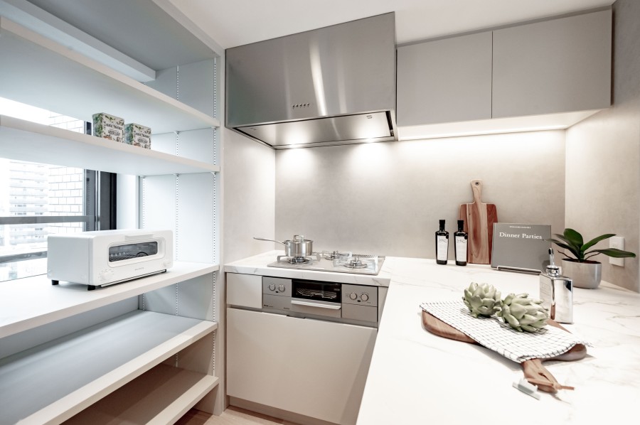 田中工藝製のキッチンは、お部屋と統一された色調となっております。コンロはガラストップのため熱に強く耐久性が高いこと、表面が平らで掃除がしやすく汚れが落ちやすい仕様です。