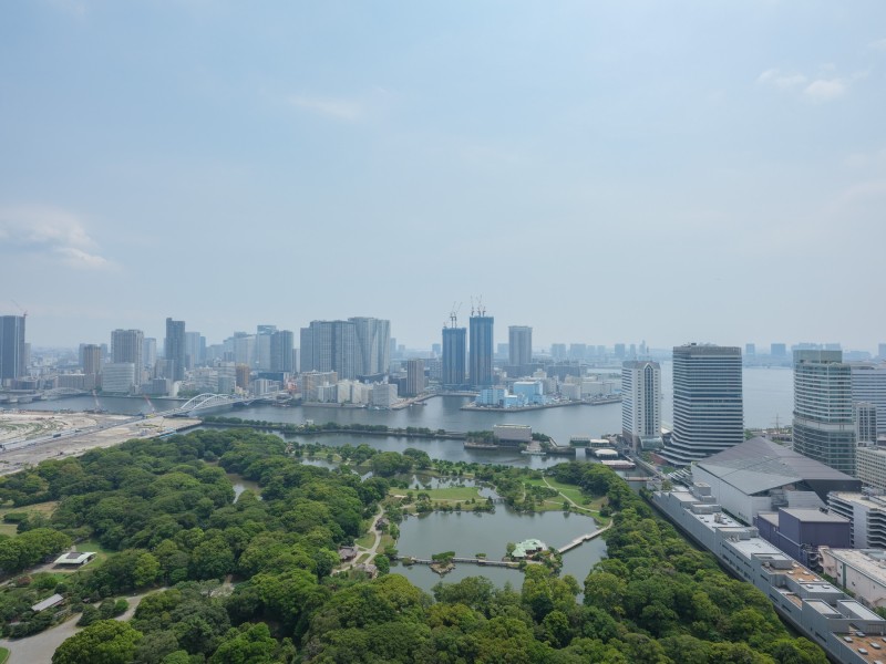バルコニーからは青々とした空と浜離宮を眺めることができます。また、左手に10年以上かけて建設する「築地地区の大開発」が望めます。右手には、来年3月完成予定の「お台場ファウンテン」が望める''かも''しれません。自宅にいながら近隣の変化を楽しむことができます。