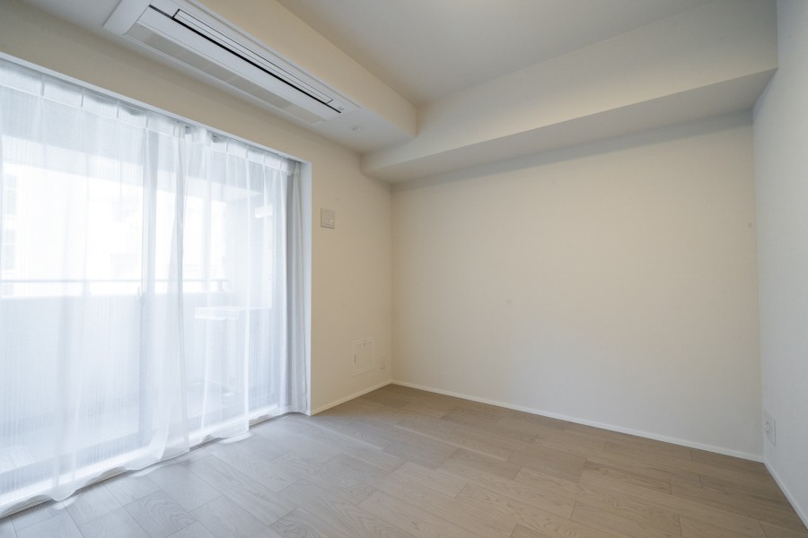 バルコニーに面した洋室1は約5.5帖の明るいお部屋です。大きな窓からはたっぷりの陽光が降り注ぎ、のびやかな時間が流れます。