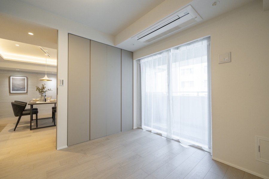洋室1にはクローゼットがあり、季節物の寝具やかさばるアウターなどを収納することができます。他にも趣味のグッズを収納して居室を広々とお使いいただくことが可能です。