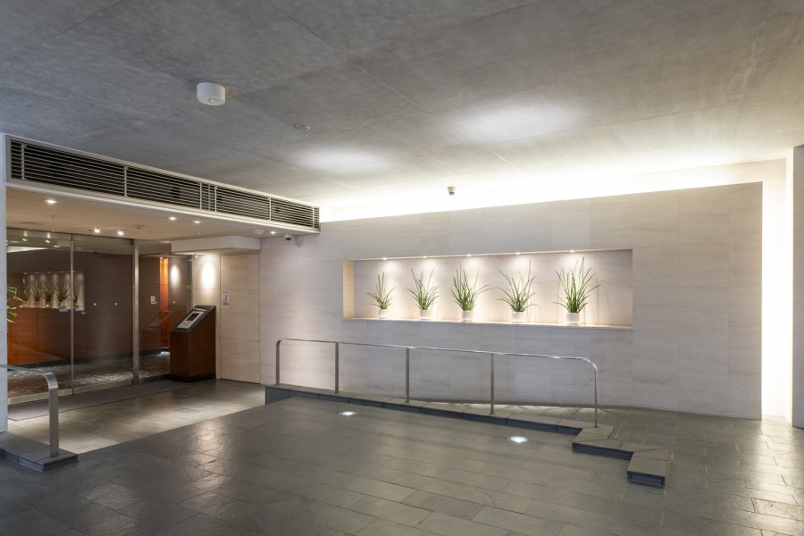 エントランスにはスロープがあるため、キャリーバッグやベビーカーでも快適な移動が叶います。心やすらぐ植栽が視界を彩り、お部屋に入る前の気持ちをワクワクとさせてくれる空間です。