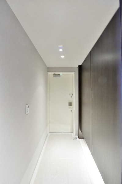 フットライトが優しく足元を照らす玄関です。人感センサーライトを設置しましたので、遅い時間のご帰宅や手がふさがっている時も自動点灯で明るく家族を迎えてくれます。大容量のシューズボックス完備です。