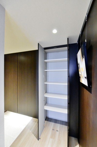 シューズボックスの他にも玄関近くに収納があり、お出かけの際にサッと取り出したい物、ペットのお散歩用品、災害備蓄品などを保管しておけます。