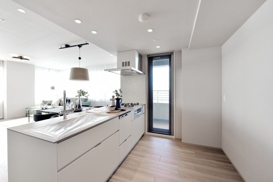 対面式の開放的なオープンキッチンです。このお部屋のために設えた田中工藝製のオリジナルキッチンで、食器洗い機付にディスポーザーを完備しています。バルコニーに通じる勝手口があり、家事動線の良い機能的な間取りです。