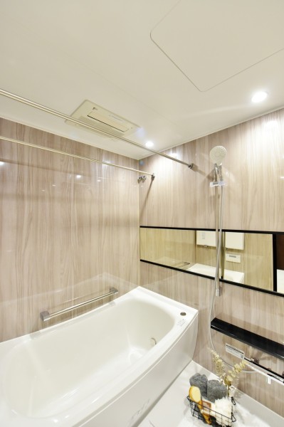 体を包み込むゆったりとした入浴感が心地よい浴槽を備えたバスルームです。疲れを癒し、自分らしい穏やかな時間を過ごせます。浴室換気乾燥機完備ですので、衣類の乾燥や暖房など快適にご使用頂けます。