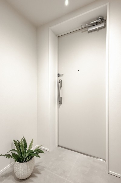 淡い色調で整えられた上質な玄関は、外出から戻ってくると、ホッと息をつけるような場所となっています。建具がクロスと同系色のため統一性を感じ、清潔感のある爽やかな空間を演出します。