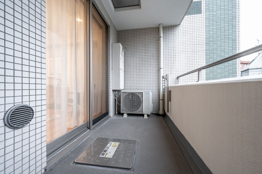 南西向きで、ゆっくりとした時間が流れるバルコニーです。暮らしの中で大切な光と風を演出してくれる居心地の良い空間です。