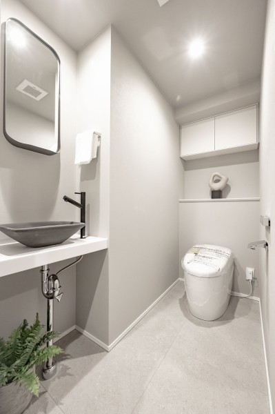 ゆとりのあるレストルームは色数を抑えてモダンでオシャレな空間となっております。モダンな水栓ボウルや丸みのあるミラーなど、細部にもこだわりました。