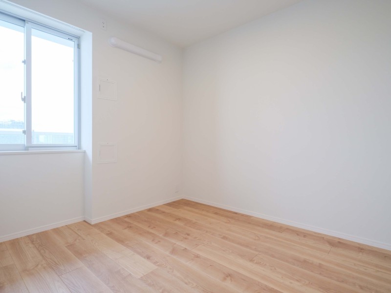 西向きの窓から柔らかな日が差し込む洋室2です。