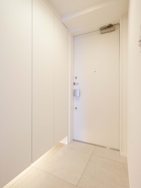 住まいの顔になる玄関は、白を基調に爽やかな空間を演出します。天井までの高さがあるシューズボックスを備え付けたので、玄関をすっきり綺麗に保てます。