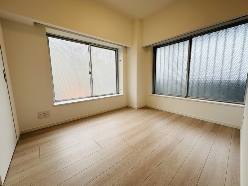 洋室1はリビングから一番遠く、プライベート性が高いお部屋です。二面採光なので心がほっとする解放感と穏やかな陽光を感じる空間です。