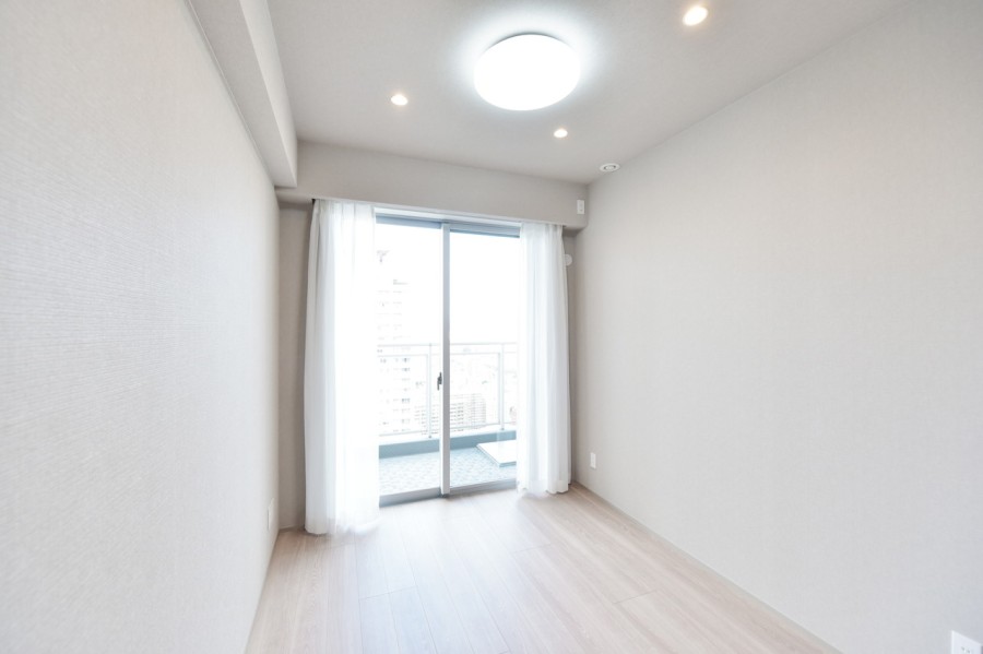 洋室３（約5.0帖）は広々としたバルコニーに面し、一日を通して優しい光が差し込むお部屋です。家族の気配を感じながら、プライベートの時間をしっかりと確保できます。