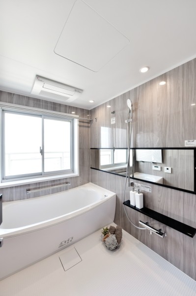浴室は1620サイズのゆったりとした空間ですので、お仕事の疲れを癒す快適な時間、お子様との楽しいバスタイムを過ごせます。大きな窓があり、外の景色を眺めることができるビューバスで穏やかな時間を過ごせるます。