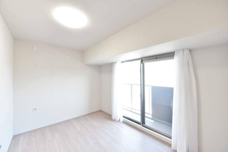 洋室２（約5.8帖）はリビングや玄関から離れて静かに自分の時間や趣味、お仕事に集中できる部屋です。ウォークインクローゼットを設置していますので、居室は広々と有効活用して頂けます。