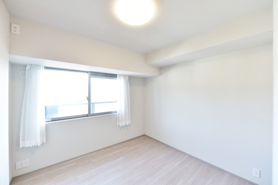 洋室３（約5.3帖）は凹凸も少なく、家具の配置がしやすいお部屋です。東向きのバルコニーに面し、優しい朝日が差し込みますので、気持ちよく朝を迎えることができます。